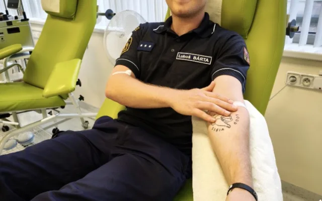 Přes šedesát litrů. Záchranáři, hasiči a policisté darovali v Brně krev