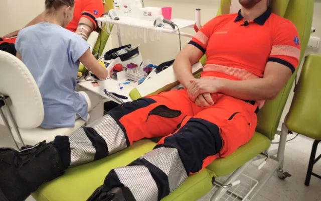 Přes šedesát litrů. Záchranáři, hasiči a policisté darovali v Brně krev