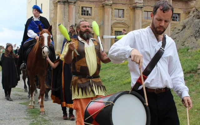 Zámek Plumlov zažije dobývání. Program nabídne bitvu, turnaje i sokolnické ukázky
