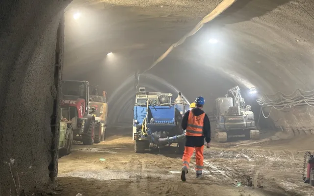 VIDEO: Ražba štoly pod Vinohrady pokračuje. Dělníci se připravují na odstřely ve skále