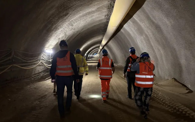 VIDEO: Ražba štoly pod Vinohrady pokračuje. Dělníci se připravují na odstřely ve skále