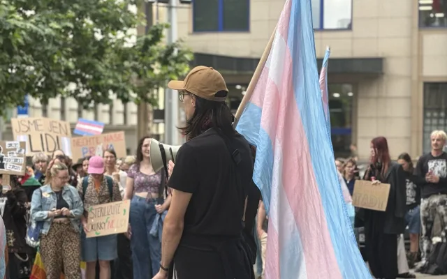 FOTO: Jednou nohou v Rusku? V Brně protestovali proti zásahům do práv trans lidí