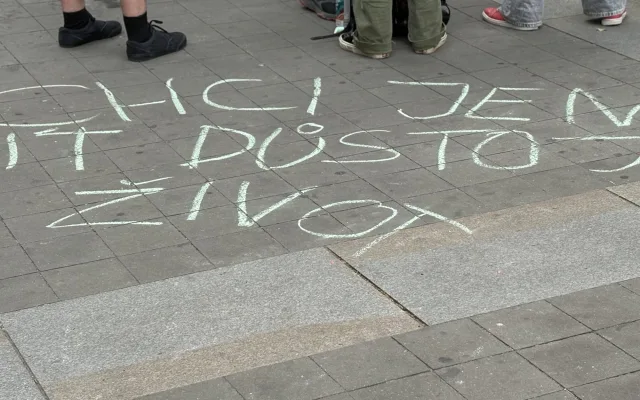 FOTO: Jednou nohou v Rusku? V Brně protestovali proti zásahům do práv trans lidí