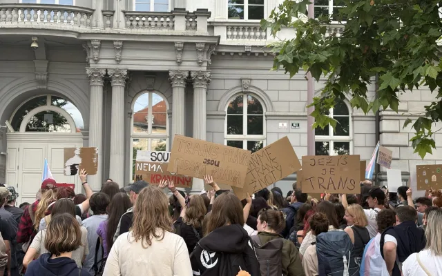 FOTO: Jednou nohou v Rusku? V Brně protestovali proti zásahům do práv trans lidí