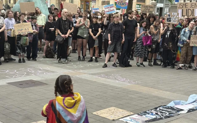 FOTO: Jednou nohou v Rusku? V Brně protestovali proti zásahům do práv trans lidí