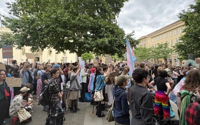 FOTO: Jednou nohou v Rusku? V Brně protestovali proti zásahům do práv trans lidí