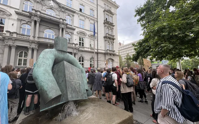 FOTO: Jednou nohou v Rusku? V Brně protestovali proti zásahům do práv trans lidí