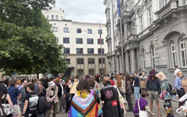 FOTO: Jednou nohou v Rusku? V Brně protestovali proti zásahům do práv trans lidí