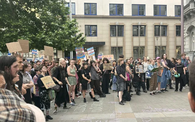 FOTO: Jednou nohou v Rusku? V Brně protestovali proti zásahům do práv trans lidí
