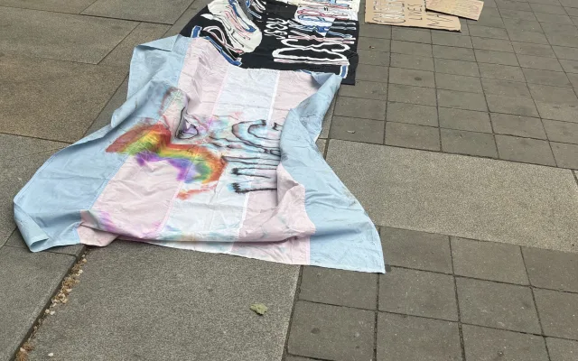 FOTO: Jednou nohou v Rusku? V Brně protestovali proti zásahům do práv trans lidí
