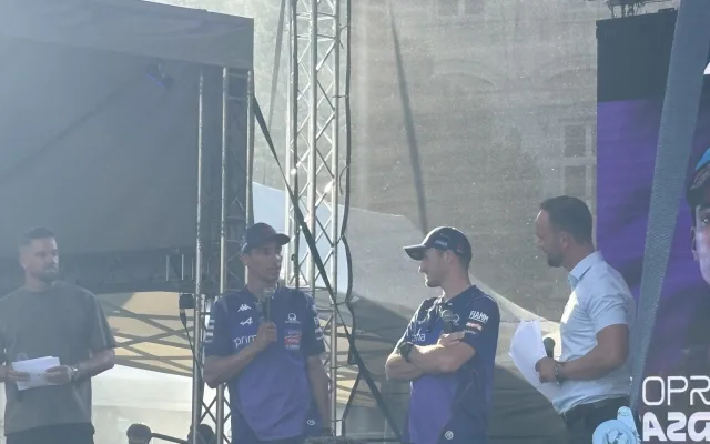 VIDEO: Hvězdy MotoGP dorazily na Svoboďák. Fanoušci lovili podpisy i trička