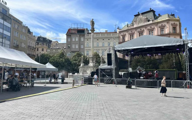Světová muzika a jídla. Lidé v Brně zahájili svatojánské slavnosti