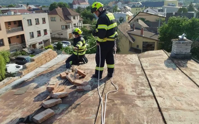 Hořel les, kombajn i pole. Jihomoravští hasiči řešili v pondělí 183 událostí