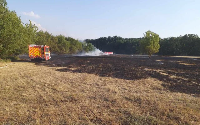Hořel les, kombajn i pole. Jihomoravští hasiči řešili v pondělí 183 událostí