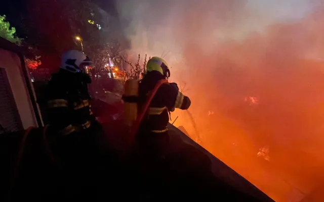 V Bystrci hořel rodinný dům. Škody budou v milionech. dva hasiči se zranili