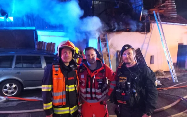 V Bystrci hořel rodinný dům. Škody budou v milionech. dva hasiči se zranili