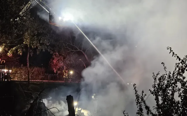 V Bystrci hořel rodinný dům. Škody budou v milionech. dva hasiči se zranili