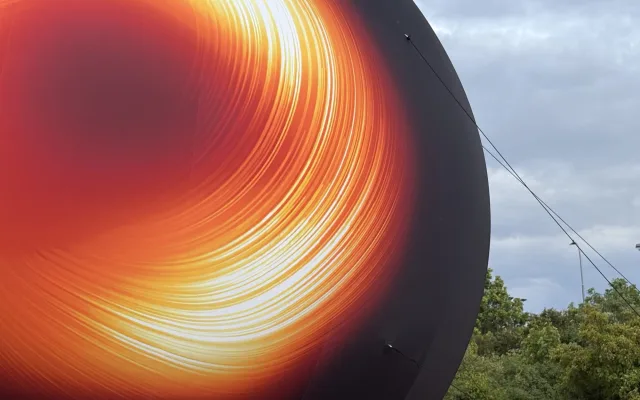 FOTO: Vesmír v Brně. Na Kraví hoře vystavují obří model Jupiteru i černé díry