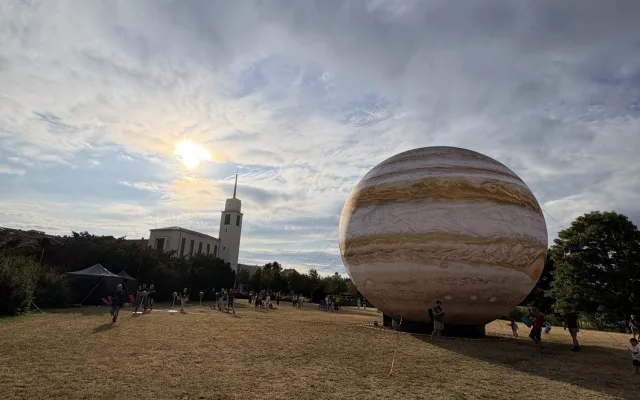FOTO: Vesmír v Brně. Na Kraví hoře vystavují obří model Jupiteru i černé díry
