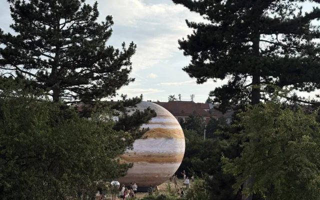 FOTO: Vesmír v Brně. Na Kraví hoře vystavují obří model Jupiteru i černé díry