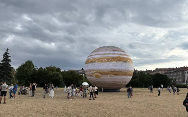 FOTO: Vesmír v Brně. Na Kraví hoře vystavují obří model Jupiteru i černé díry