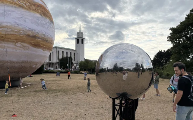 FOTO: Vesmír v Brně. Na Kraví hoře vystavují obří model Jupiteru i černé díry