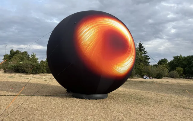 FOTO: Vesmír v Brně. Na Kraví hoře vystavují obří model Jupiteru i černé díry