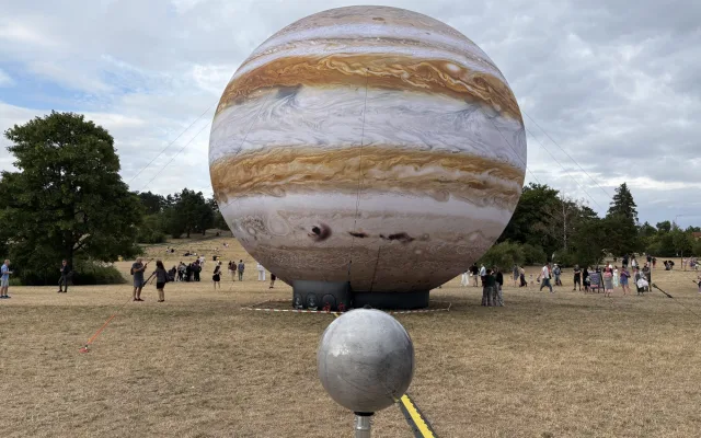FOTO: Vesmír v Brně. Na Kraví hoře vystavují obří model Jupiteru i černé díry