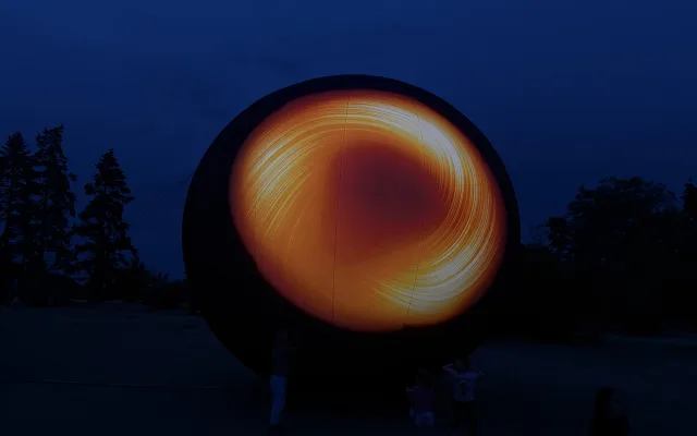 FOTO: Vesmír v Brně. Podívejte se, jak modely planet září v noci