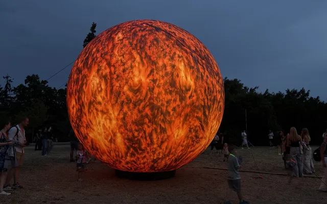 FOTO: Vesmír v Brně. Podívejte se, jak modely planet září v noci