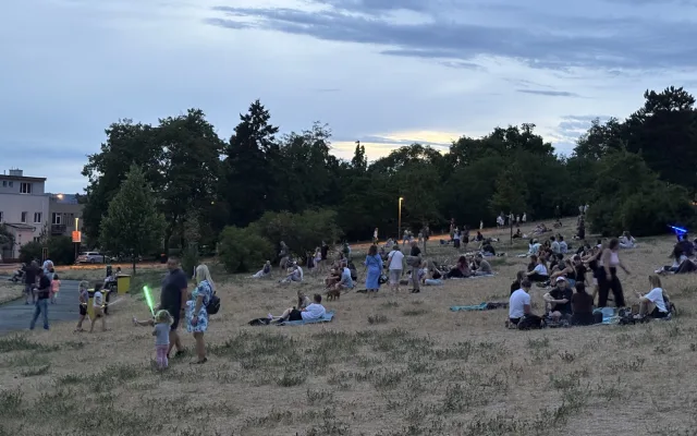 FOTO: Vesmír v Brně. Podívejte se, jak modely planet září v noci