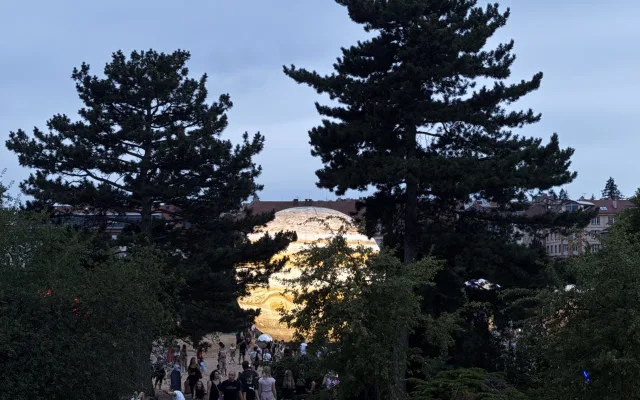 FOTO: Vesmír v Brně. Podívejte se, jak modely planet září v noci