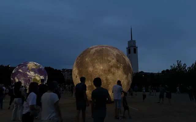 FOTO: Vesmír v Brně. Podívejte se, jak modely planet září v noci