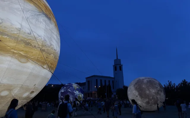 FOTO: Vesmír v Brně. Podívejte se, jak modely planet září v noci