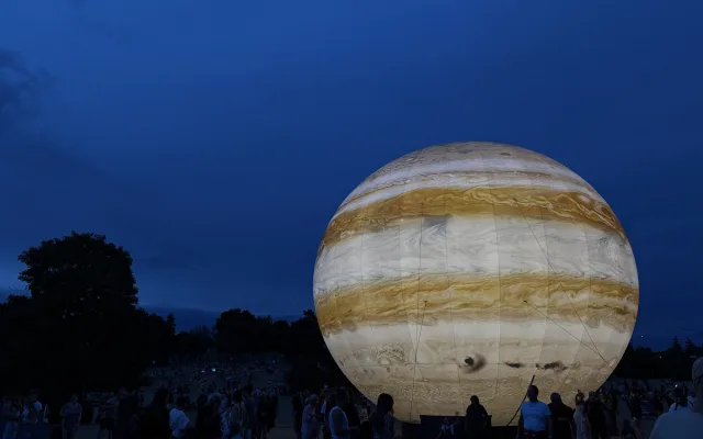 FOTO: Vesmír v Brně. Podívejte se, jak modely planet září v noci