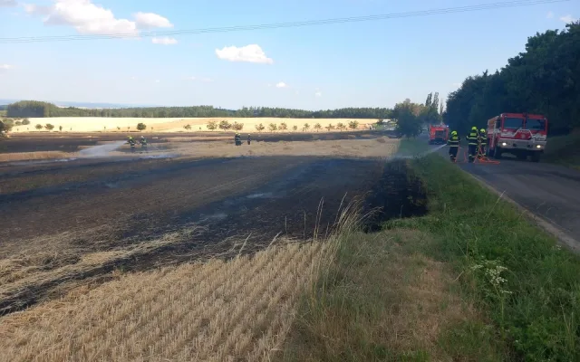 Hořící kombajn a pole. Hasiči na Vyškovsku zasahovali u velkého požáru
