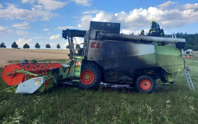Hořící kombajn a pole. Hasiči na Vyškovsku zasahovali u velkého požáru