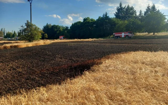 Hořící kombajn a pole. Hasiči na Vyškovsku zasahovali u velkého požáru