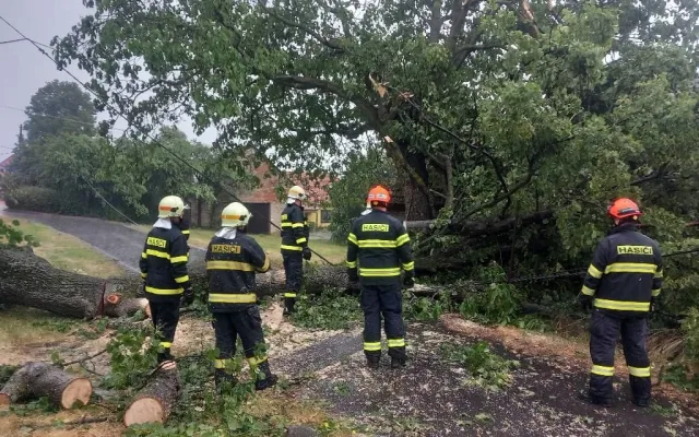 Boskovicko zasáhly bouřky. Hasiči řešili popadané stromy a odčerpávali vodu