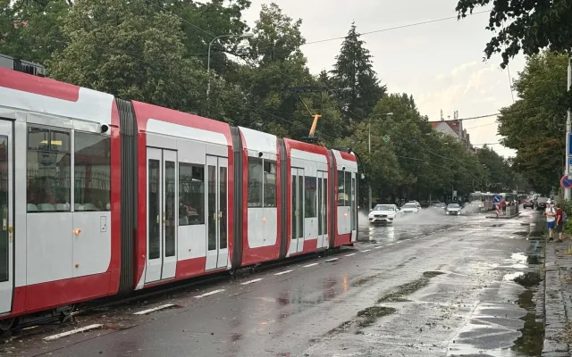 FOTO: Déšť v Brně zastavil dopravu, voda zaplavila podjezdy i ulice. Padaly i kroupy