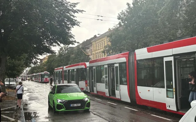 FOTO: Déšť v Brně zastavil dopravu, voda zaplavila podjezdy i ulice. Padaly i kroupy