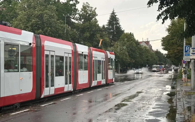 FOTO: Déšť v Brně zastavil dopravu, voda zaplavila podjezdy i ulice. Padaly i kroupy