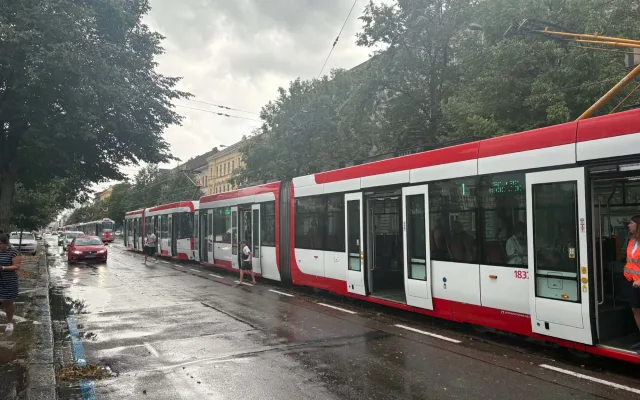 FOTO: Déšť v Brně zastavil dopravu, voda zaplavila podjezdy i ulice. Padaly i kroupy