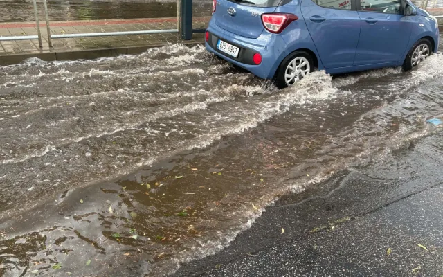 FOTO: Déšť v Brně zastavil dopravu, voda zaplavila podjezdy i ulice. Padaly i kroupy