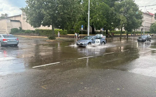 FOTO: Déšť v Brně zastavil dopravu, voda zaplavila podjezdy i ulice. Padaly i kroupy