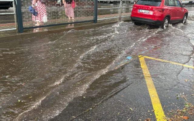 FOTO: Déšť v Brně zastavil dopravu, voda zaplavila podjezdy i ulice. Padaly i kroupy