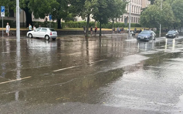 FOTO: Déšť v Brně zastavil dopravu, voda zaplavila podjezdy i ulice. Padaly i kroupy