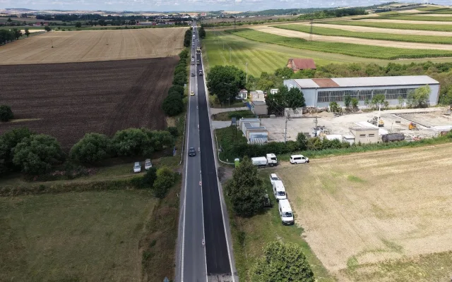 Dopravní omezení na Vyškovsku. Silničáři opravují povrchy i křižovatku