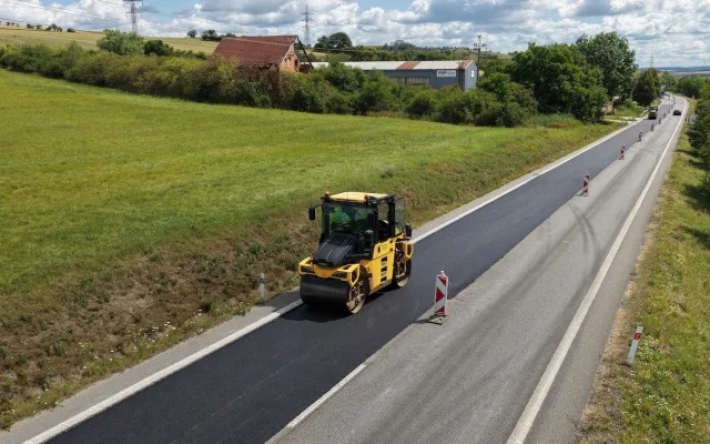 Dopravní omezení na Vyškovsku. Silničáři opravují povrchy i křižovatku