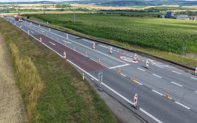 Dopravní omezení na Vyškovsku. Silničáři opravují povrchy i křižovatku